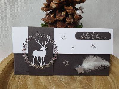 Gutschein- oder Geldgeschenkverpackung zu Weihnachten mit Hirsch und Blätterkranz in Silber